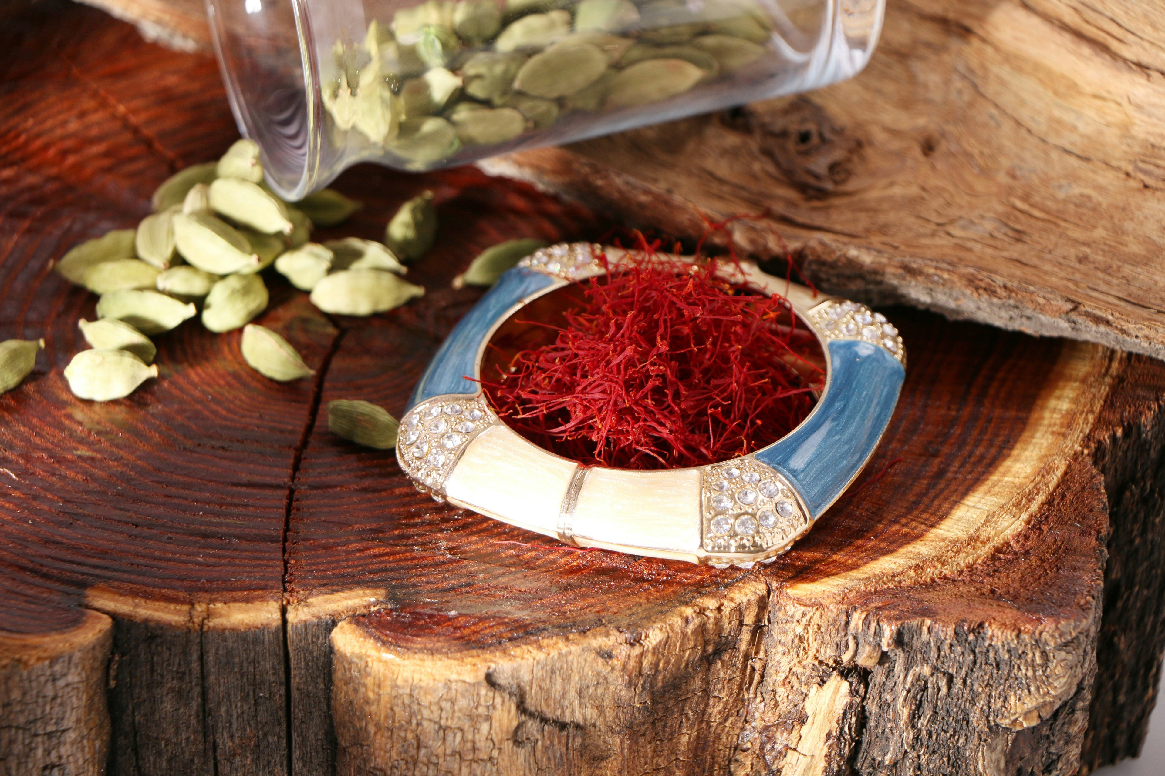 Safran, l'or rouge : pistils et fleur de safran dans une ambiance douce et naturelle Image